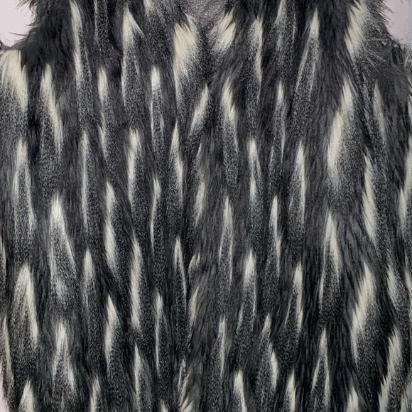 Romeo + Juliet Faux Fur Vest - Picture 7 of 7